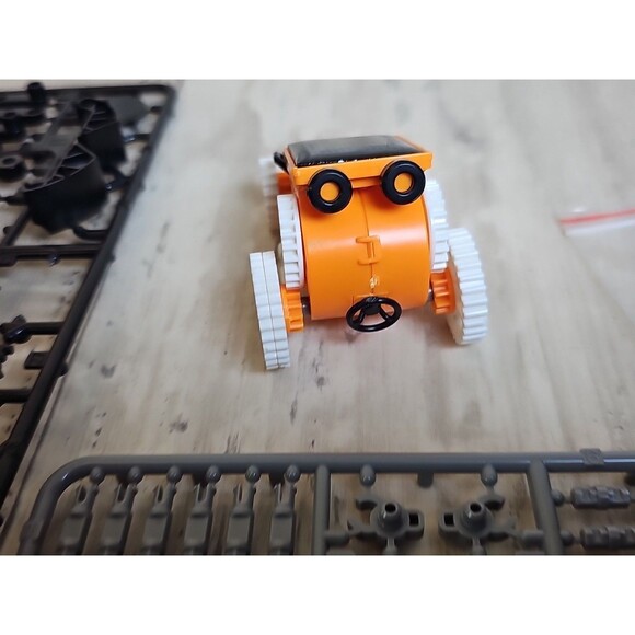 Green Energy 7-in-1 Solar Robot STEM DIY Kit | Buildable Solar Toy for Kids 10+ - Picture 16 of 16